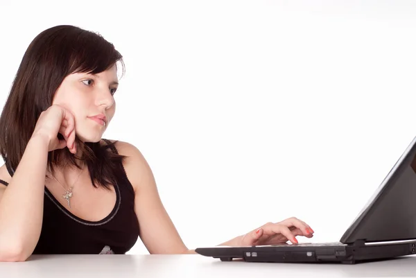 Flicka fungerar med laptop — Stockfoto