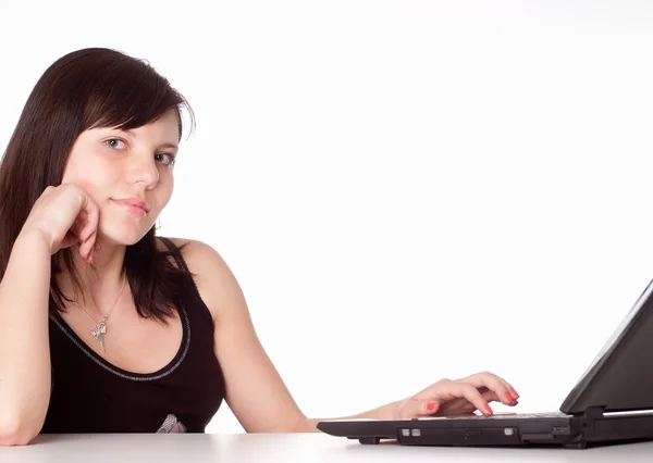 Menina trabalha com laptop — Fotografia de Stock