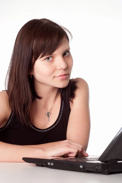 Menina trabalha com laptop — Fotografia de Stock