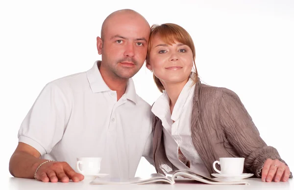 Bonito casal à mesa — Fotografia de Stock