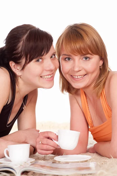 Две девушки пьют чай. — стоковое фото