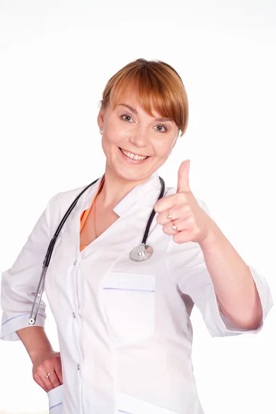 Un médecin souriant se tient debout — Photo