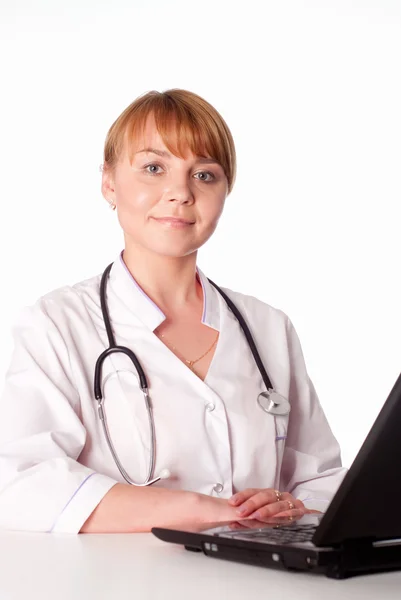Doktor pracující s laptopem — Stock fotografie