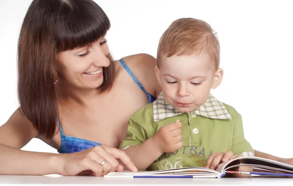 Mom reads with son — Stock Photo, Image