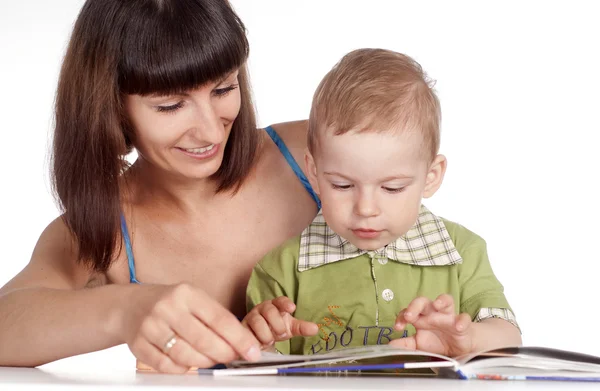 お母さんは息子を読み取ってください。 — Stockfoto