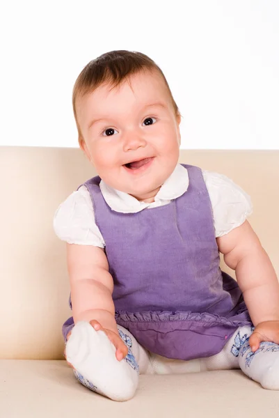 ソファの上の素敵な赤ちゃん — ストック写真