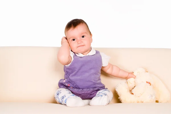 Pequeno bebê sentado — Fotografia de Stock