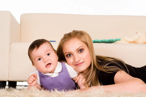 Mamma e bambino sdraiati — Foto Stock