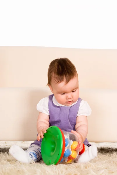 Kleine baby op tapijt — Stockfoto