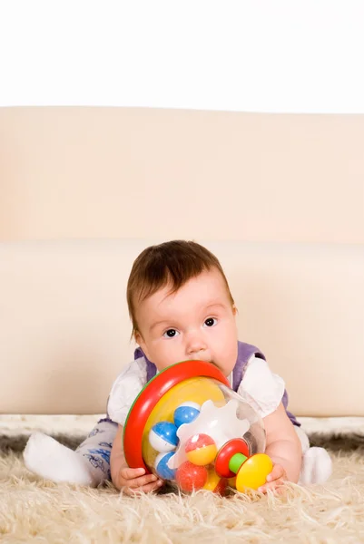 Lilla bebis på mattan — Stockfoto