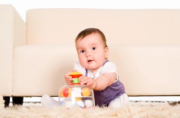 Petit bébé sur tapis — Photo