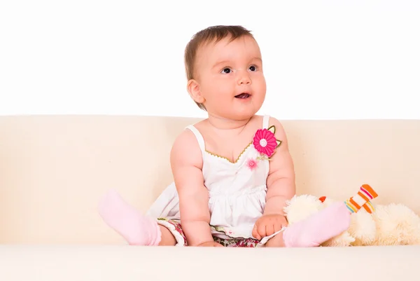 ソファの上の小さな赤ちゃん — ストック写真