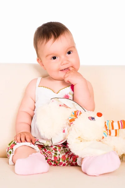 Kleine baby op sofa — Stockfoto