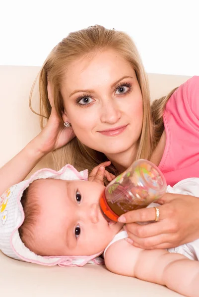 Mãe alimenta sua filha — Fotografia de Stock