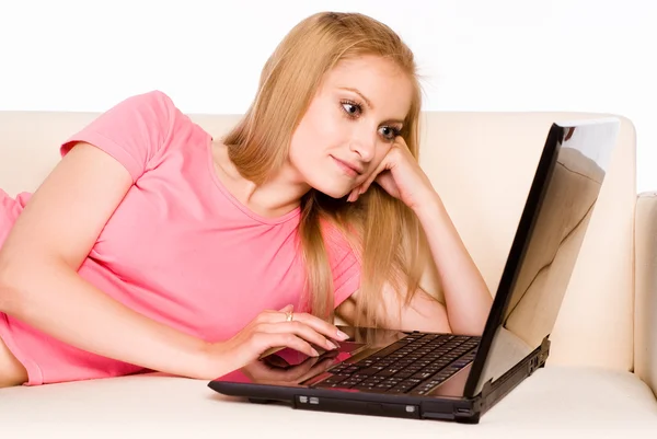 Mulher bonita com laptop — Fotografia de Stock