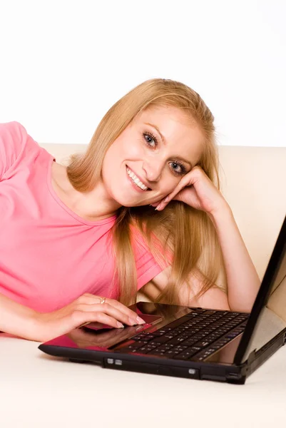 Hübsche Frau mit Laptop — Stockfoto