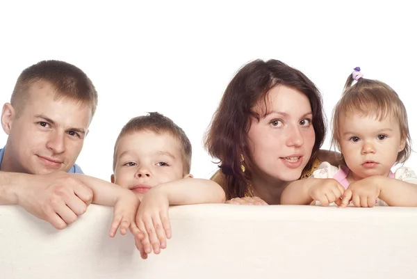 Kanepe üzerinde şirin aile — Stok fotoğraf
