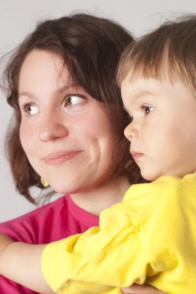 Mom smiles with daughter — Stock Photo, Image