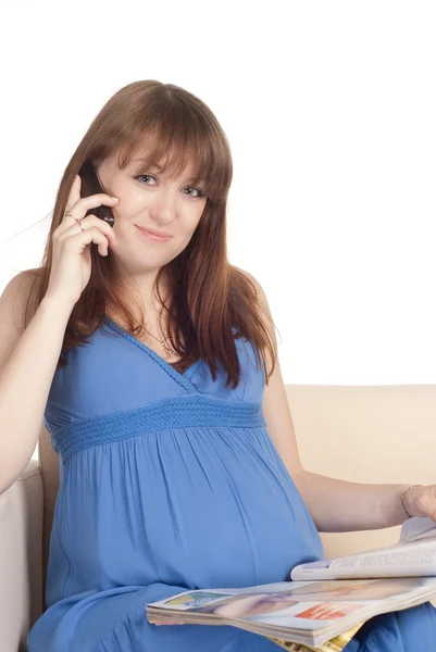 Chica embarazada llamando por teléfono —  Fotos de Stock