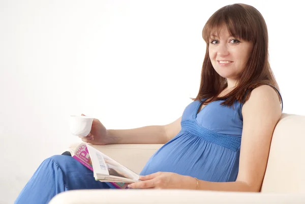 Chica embarazada bebe té — Foto de Stock