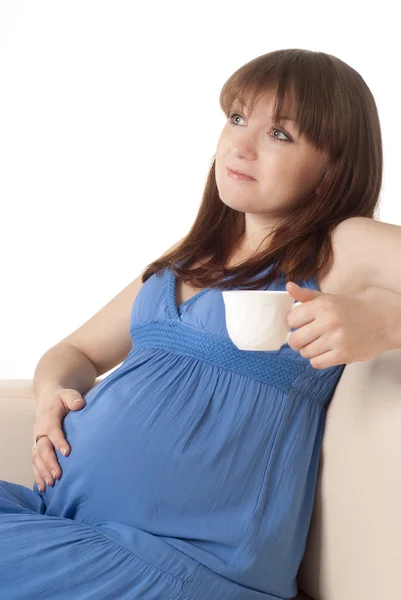 Menina grávida bebe chá — Fotografia de Stock