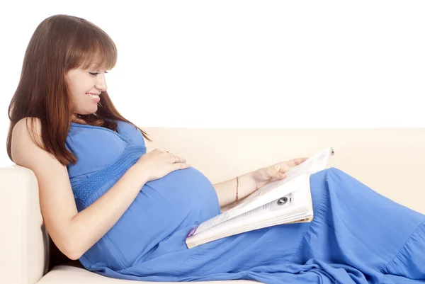 Zwangere meisje liegen — Stockfoto
