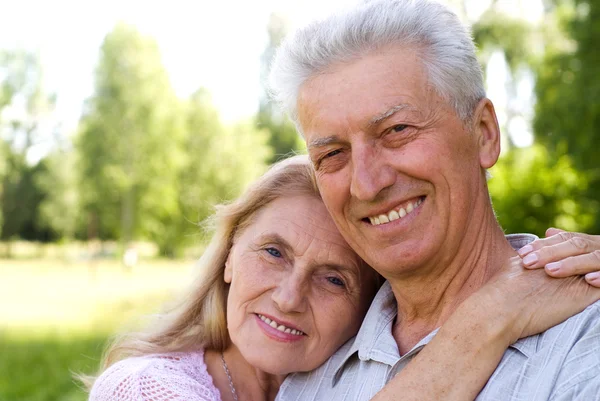 Bejaarde echtpaar op aard — Stockfoto