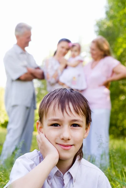 Мальчик с семьей — стоковое фото