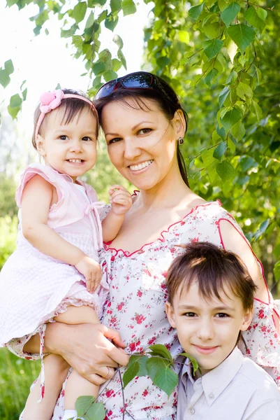 Mama i dzieci w charakterze — Zdjęcie stockowe