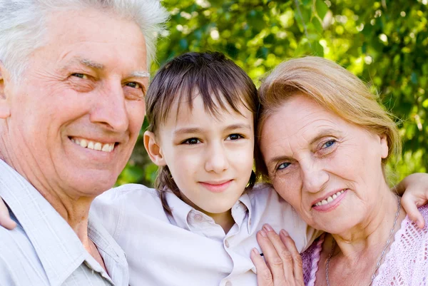 Enkel mit Großeltern — Stockfoto