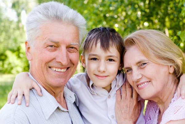 Enkel mit Großeltern — Stockfoto