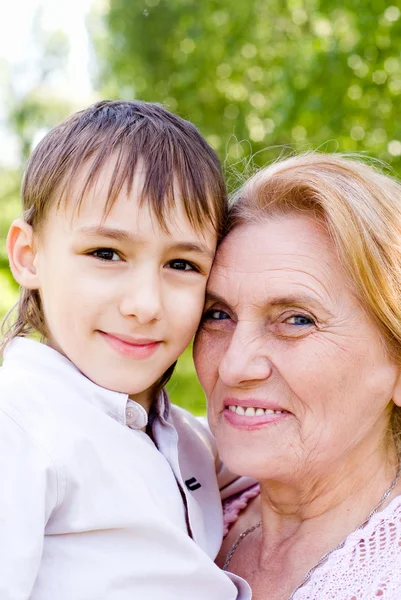 Внук и бабушка — стоковое фото