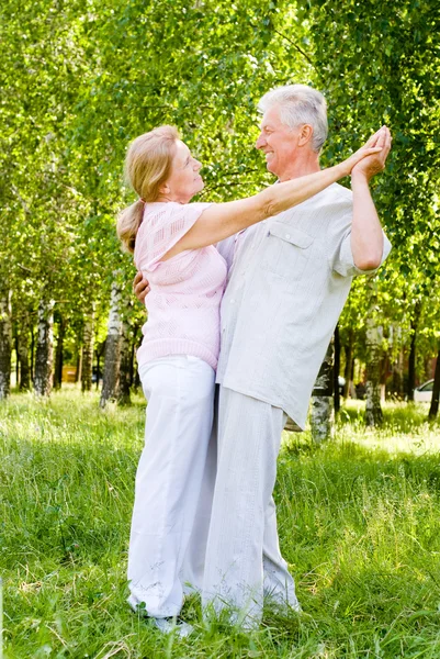 Bejaarde echtpaar dans — Stockfoto