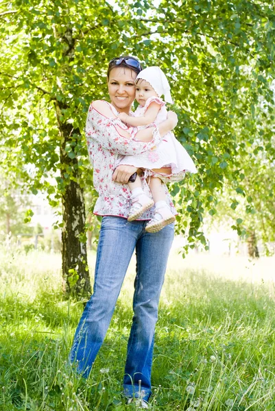 Mom picks her daughter — Stock Photo, Image