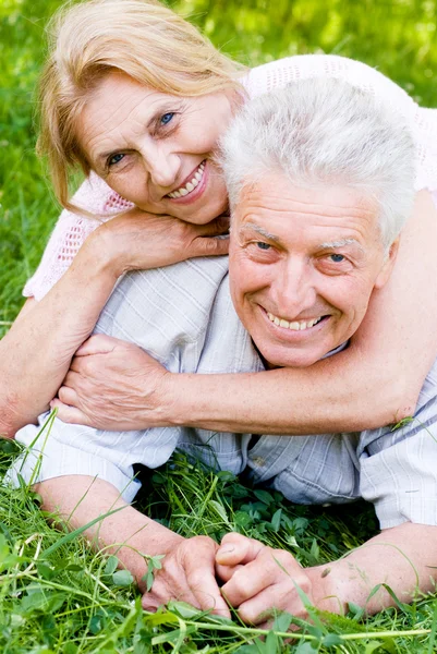 Idős házaspár, fekvő — Stock Fotó