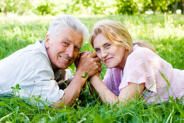 Bonito casal de idosos — Fotografia de Stock