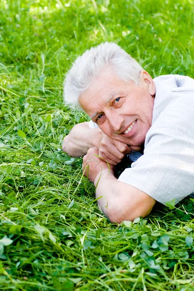 Vieil homme sur l'herbe — Photo