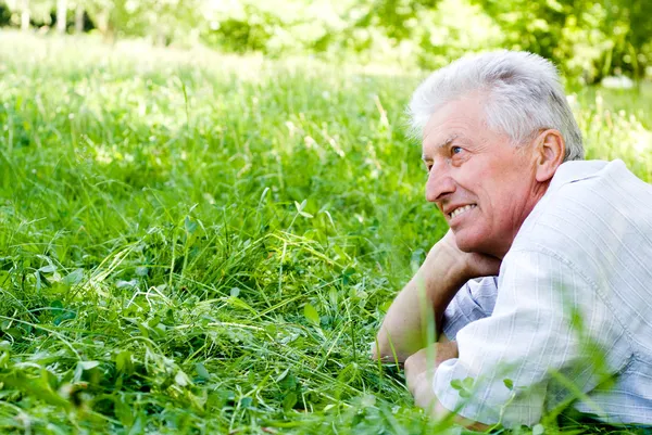 Starý muž na trávě — Stock fotografie