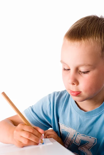 Мальчик рисует. — стоковое фото