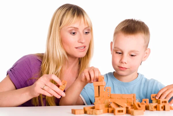 Mutter spielt mit Sohn — Stockfoto