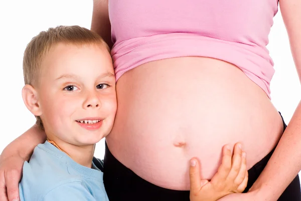 儿子与她怀孕的妈妈 — 图库照片