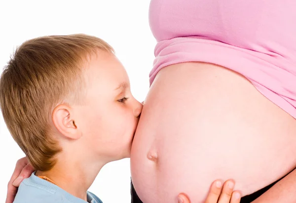 Zoon met haar zwangere moeder — Stockfoto