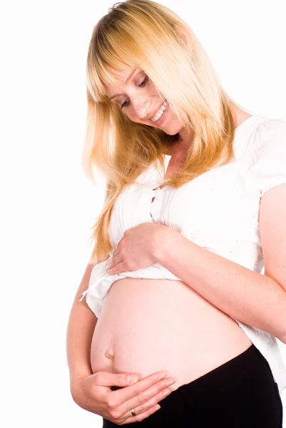 Беременная женщина в белом — стоковое фото
