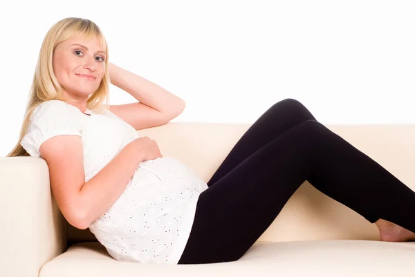 Zwangere vrouw liggen — Stockfoto