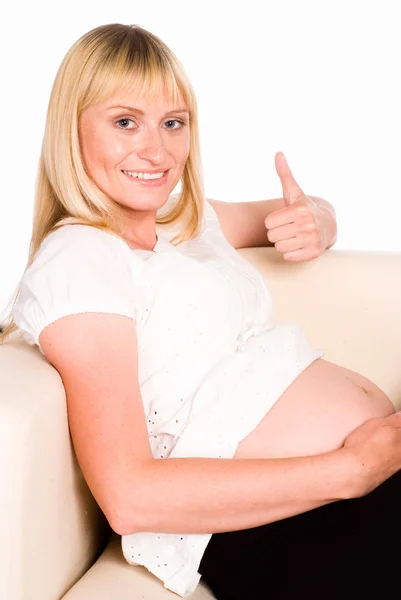 Беременная женщина лежит — стоковое фото