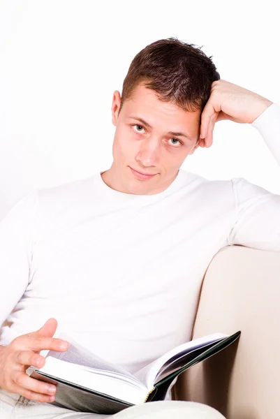 젊은 남자를 읽으십시오 — 스톡 사진