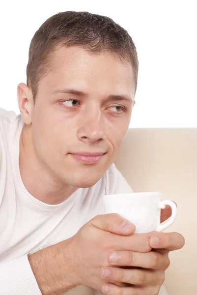 Kerl mit Tasse auf Sofa — Stockfoto