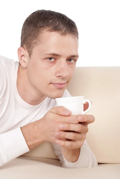 Killen med cup på soffa — Stockfoto
