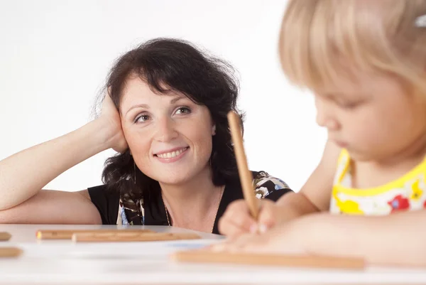 Daughter draws with mom — Stock Photo, Image