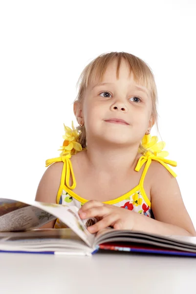 Little girl reads — Stock Photo, Image